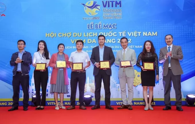 Ông Vũ Thế Bình, Chủ tịch HHDL Việt Nam và bà Trương Thị Hồng Hạnh, Giám đốc Sở Du lịch Đà Nẵng trao kỷ niệm chương cho các gian hàng có quy mô thiết kế ấn tượng