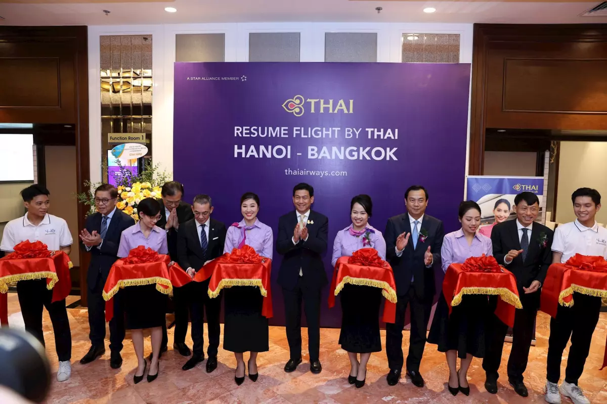 Các đại biểu cắt băng chào mừng sự trở lại của Thai Airways khai thác các đường bay tại thị trường Việt Nam.