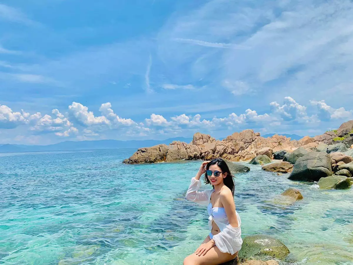 Điểm du lịch vô cùng lý tưởng, nước biển trong xanh thấy tận đáy, phong cảnh tuyệt đẹp tại Bình Hưng