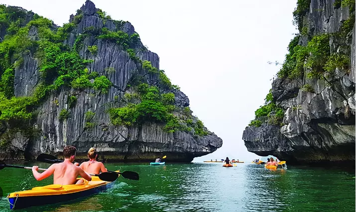 Hoạt động chèo kayak được nhiều du khách yêu thích