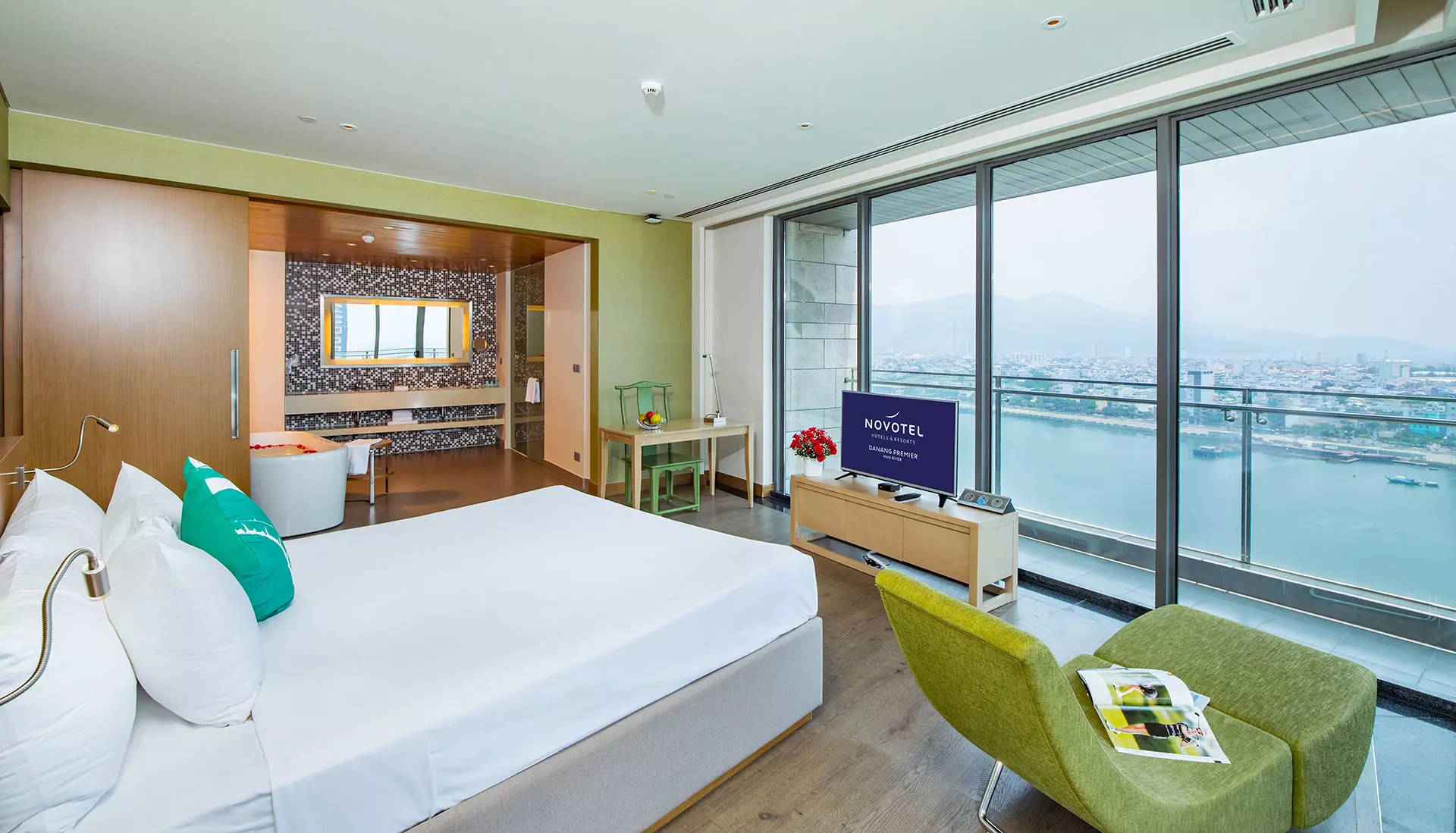 Quay Bar Ho Boi The Splash Novotel Danang Premier Han River Danang Fantasticity Com