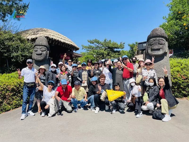 Khách đi tour Jeju