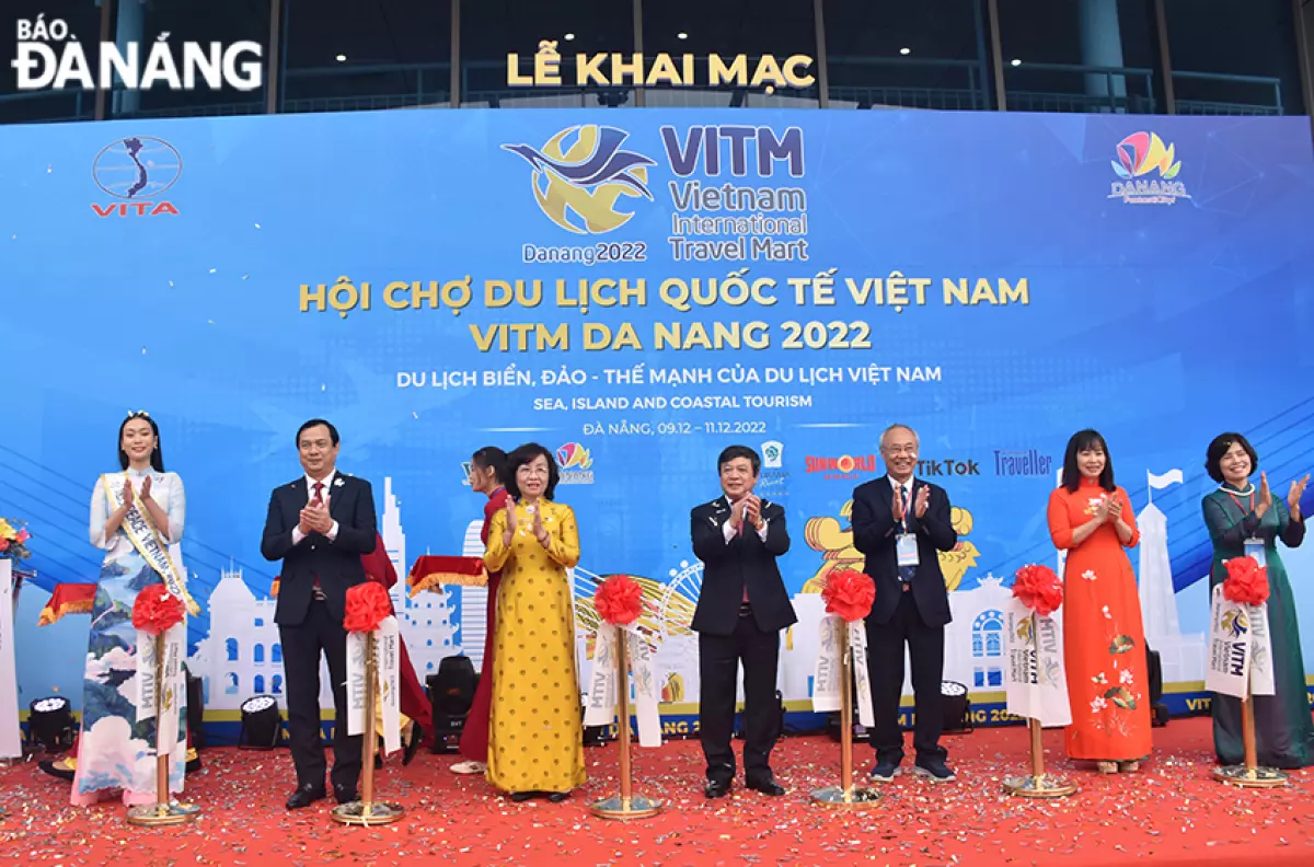 Deputy Minister of Culture, Sports and Tourism Doan Van Viet (middle), Director General of Viet Nam National Administration of Tourism Nguyen Trung Khanh (second, left), Vice Chairwoman of the Da Nang People's Committee Ngo Thi Kim Yen (third, left) and some delegates cutting the ribbon for VITM Da Nang 2022. Photo: THU HA