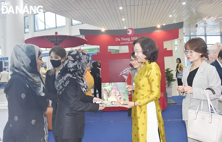 Vice Chairwoman of the municipal People's Committee Ngo Thi Kim Yen (second, right) visiting some international booths. Photo: THU HA