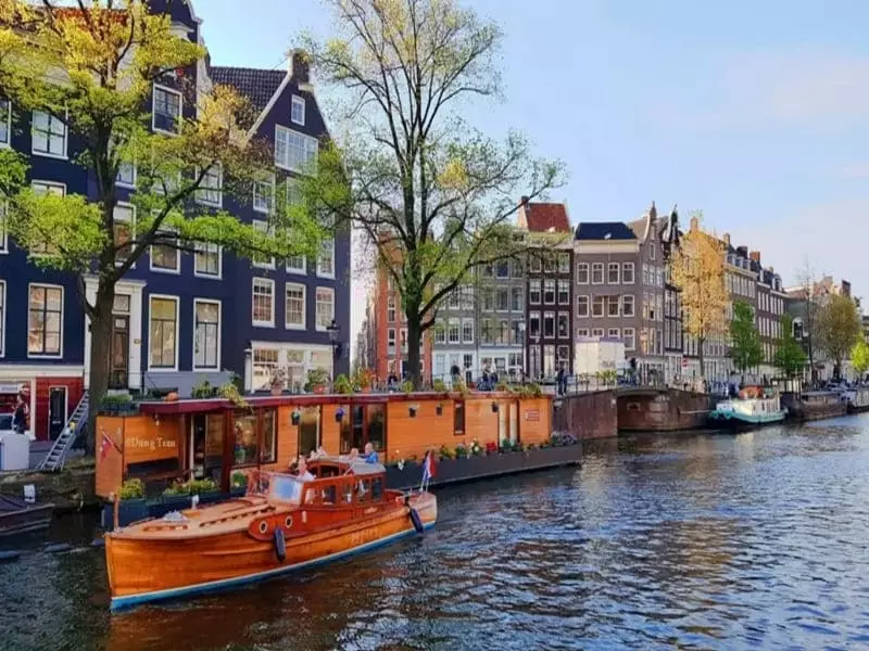 Du thuyền trên những con kênh dọc theo thành phố Amsterdam