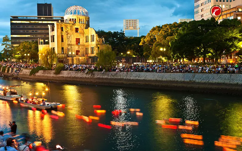 Du lịch Nhật Bản tháng 8: Đèn lồng được thả trên sông Motoyasu