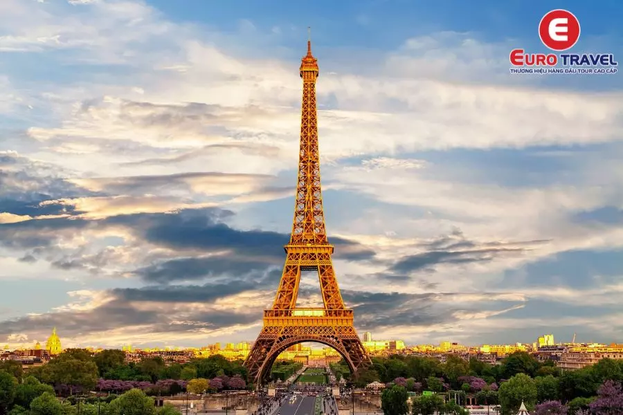 Vẻ đẹp diễm lệ của tháp Eiffel