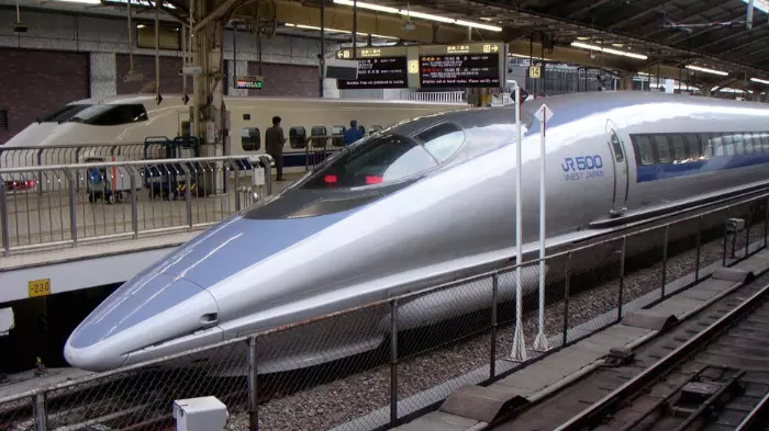 Shinkansen giúp du khách di chuyển thuận tiện hai nơi