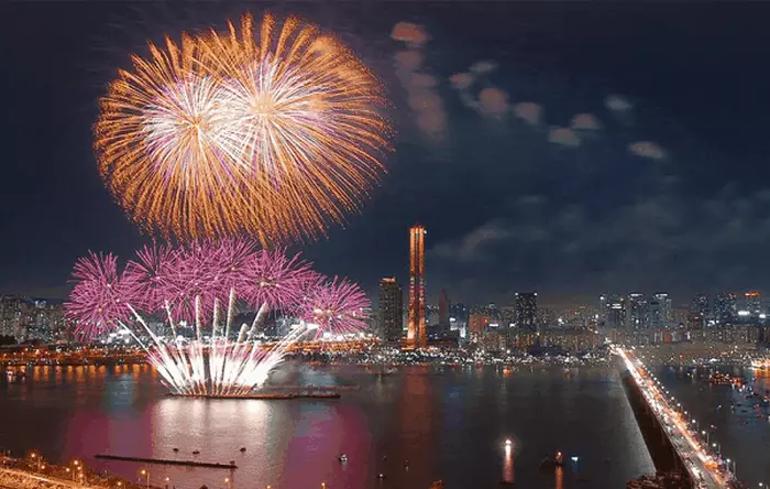 Bắn pháo hoa bên sông Hàn