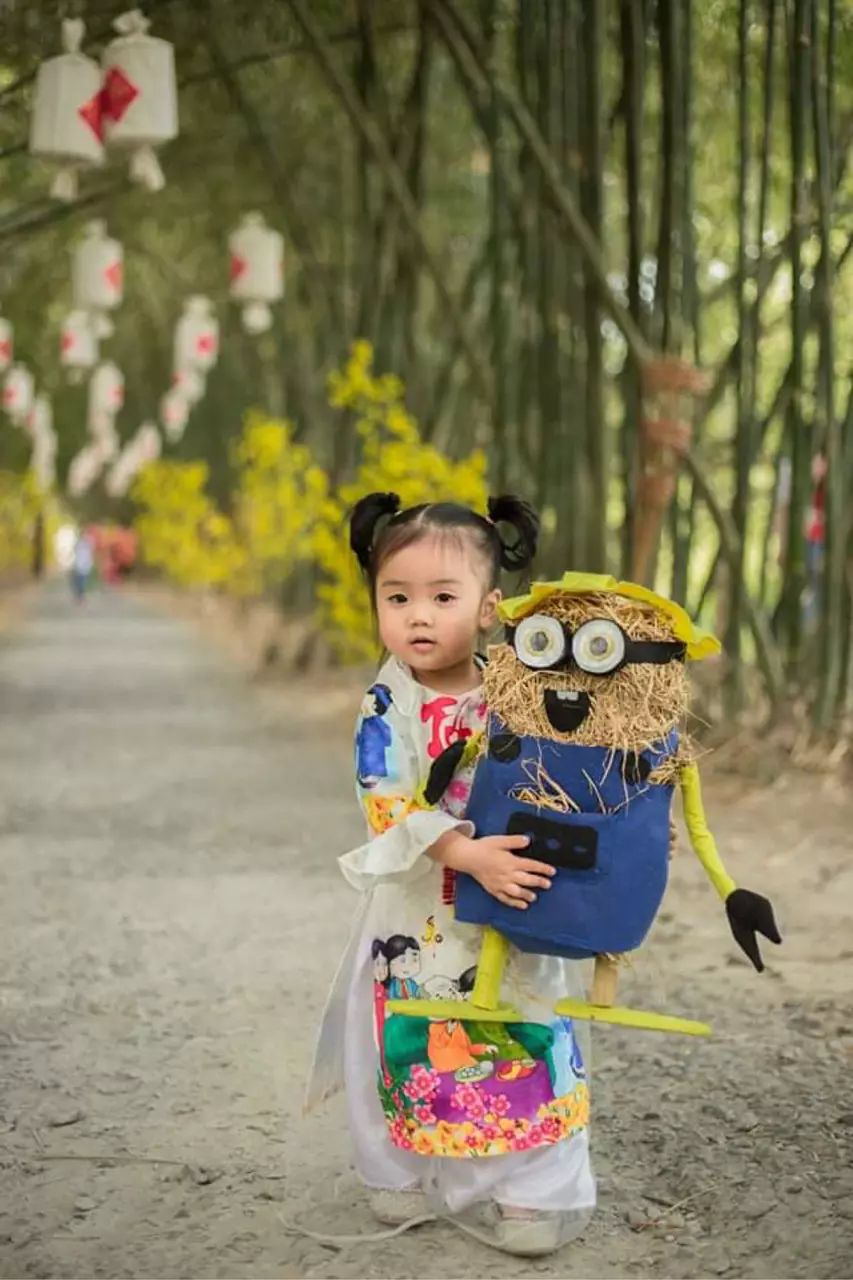 Đứa bé vui chơi cùng mô hình rơm ở Bamboo Garden