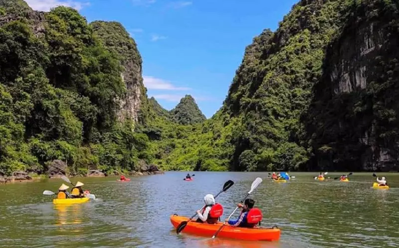 Chèo thuyền Kayak tại Tràng An