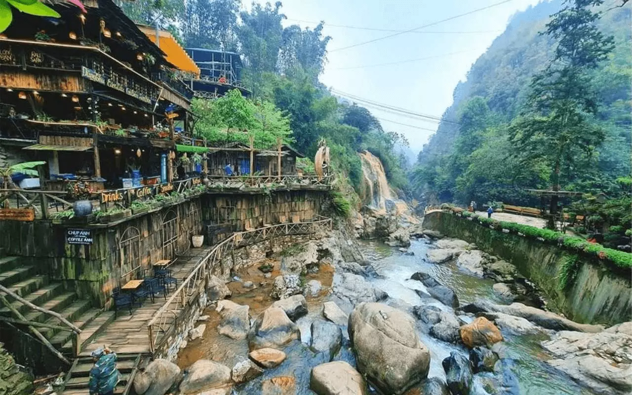 Bản Cát Cát nổi tiếng với vẻ đẹp của cảnh quan thiên nhiên và văn hóa dân tộc độc đáo