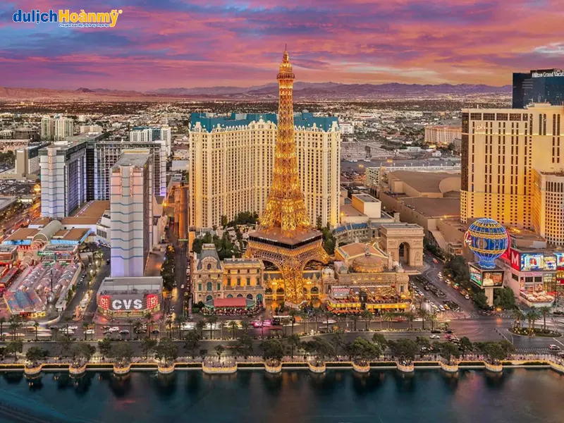 Paris Hotel & Casino tại Las Vegas nơi du khách có thể ngắm tháp Eiffel mà không cần phải đến Pháp