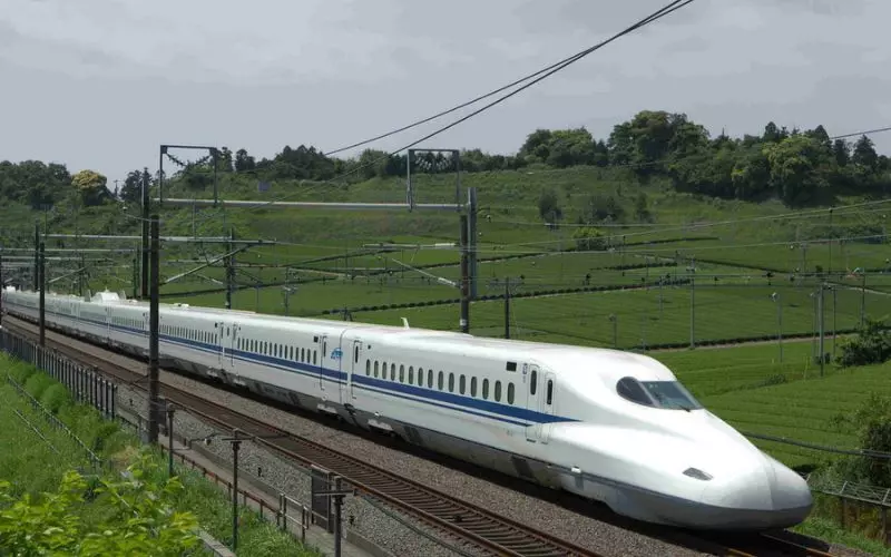 Trải nghiệm tàu siêu tốc Shinkansen trong tour Nhật Bản mùa thu