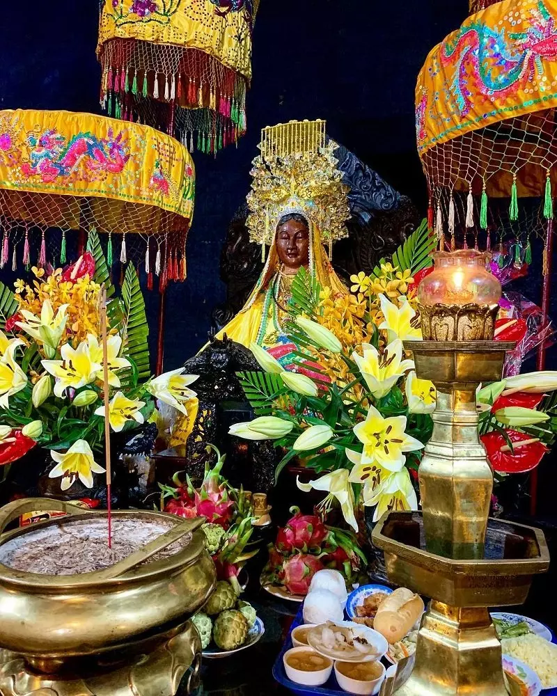 Tượng thờ Thánh mẫu Ponagar