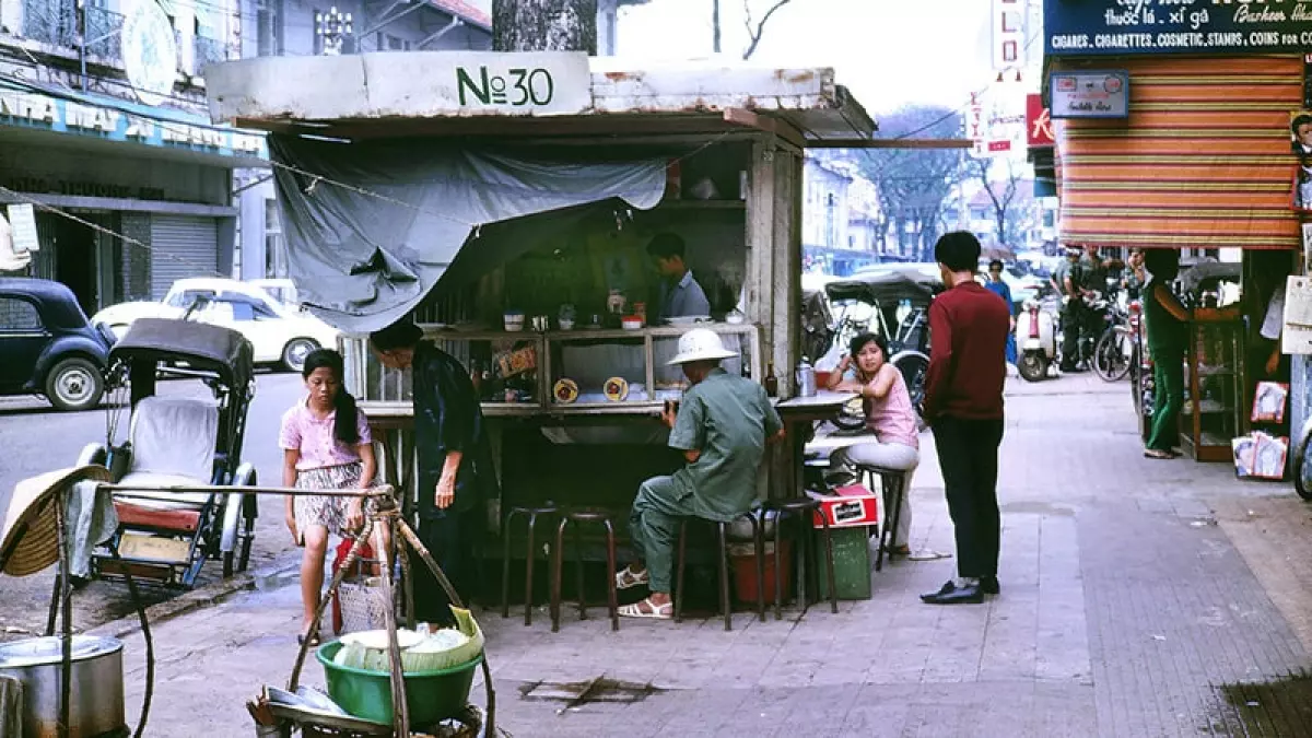 Dọc các tuyến đường đều bắt gặp được những “góc ăn vặt” của người Sài Gòn.