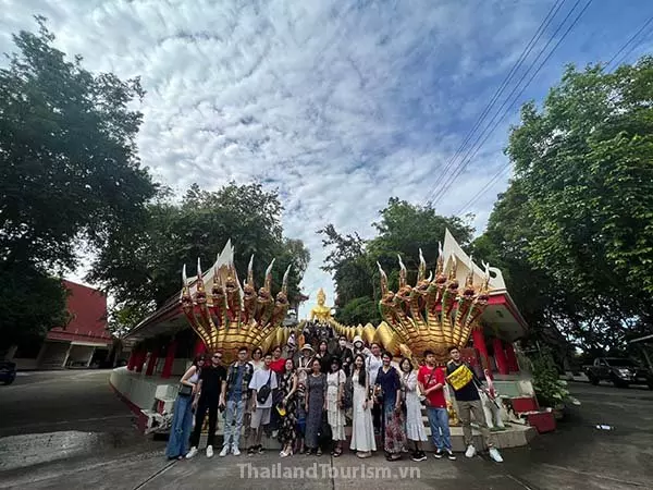 tour thái lan đoàn chụp hình tại tượng phật lớn Wat Phra Yai