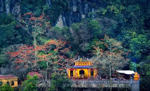 Tháng 3 âm lịch là thời điểm lý tưởng nhất để bạn đi du lịch, lễ Phật ở Chùa Hương