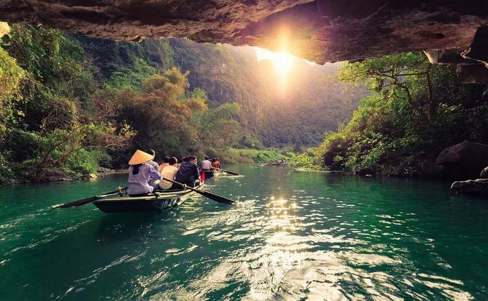 Khám phá cảnh đẹp Tràng An trên đò nan