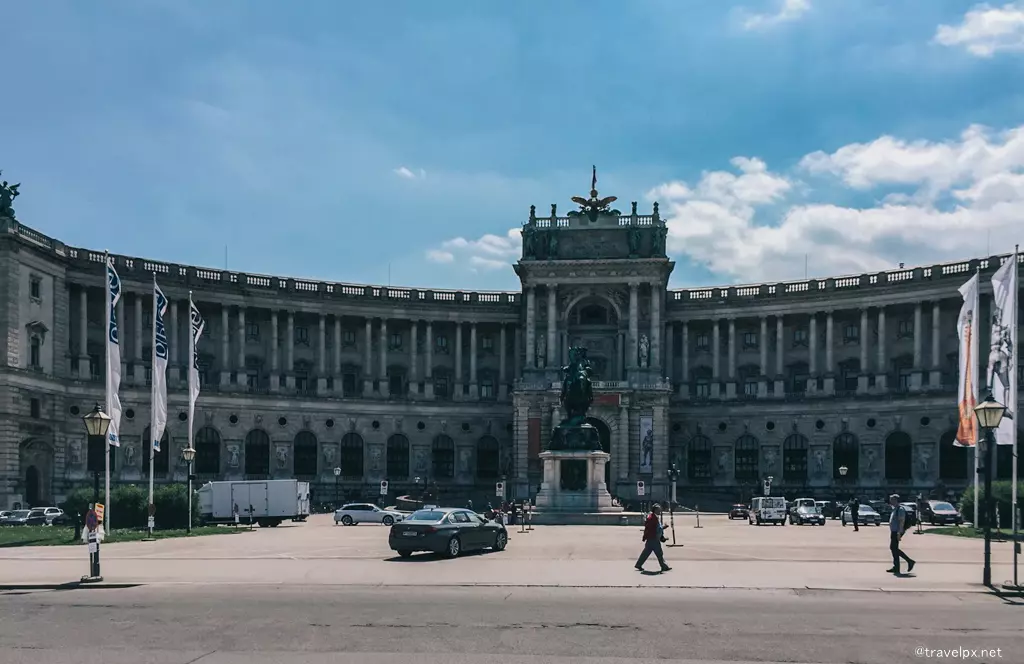 Cung điện Hoàng gia Hofburg nay là Austrian National Library