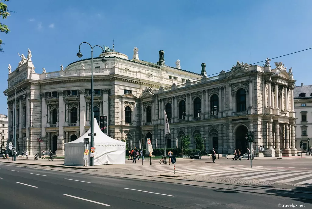 Burgtheater, một trong những nhà hát cổ nhất của châu Âu