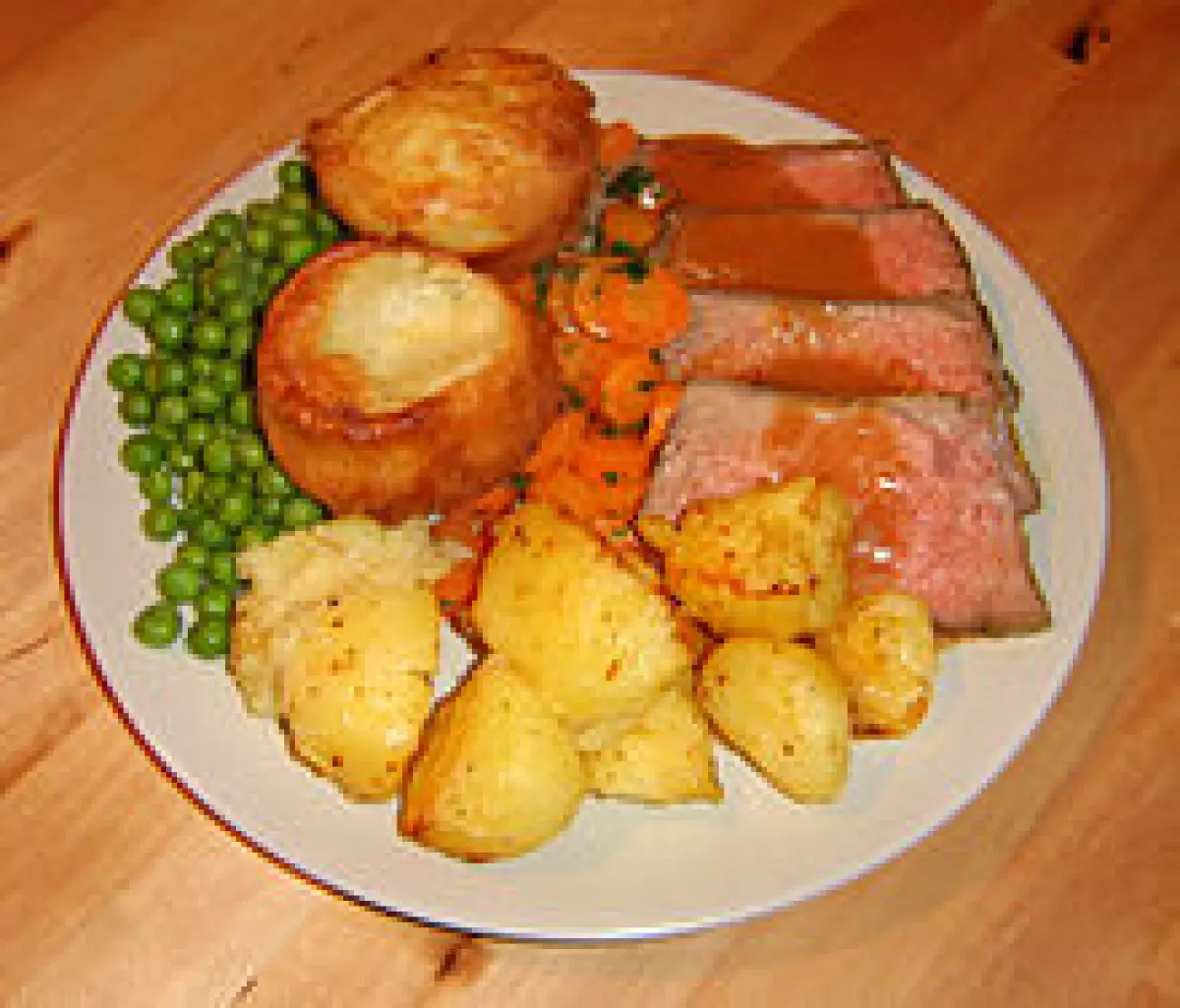 Roastbeef với Yorkshire puddings, khoai tây nướng và rau cải.