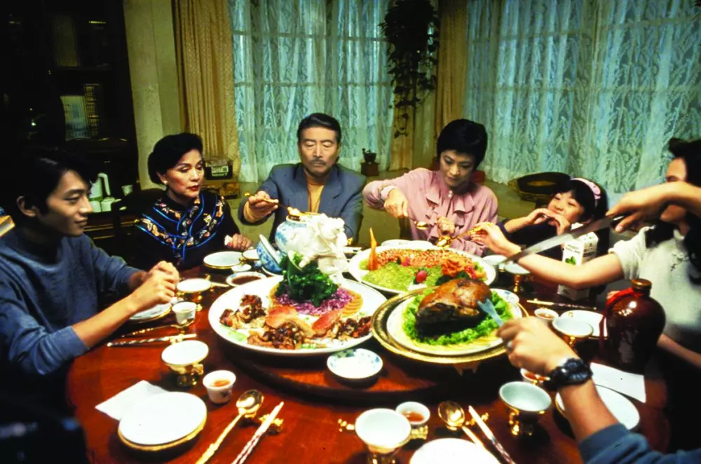 Bữa cơm nhà do cô con gái thứ hai của ông Chu tổ chức và chỉ có một mình ông đến dự