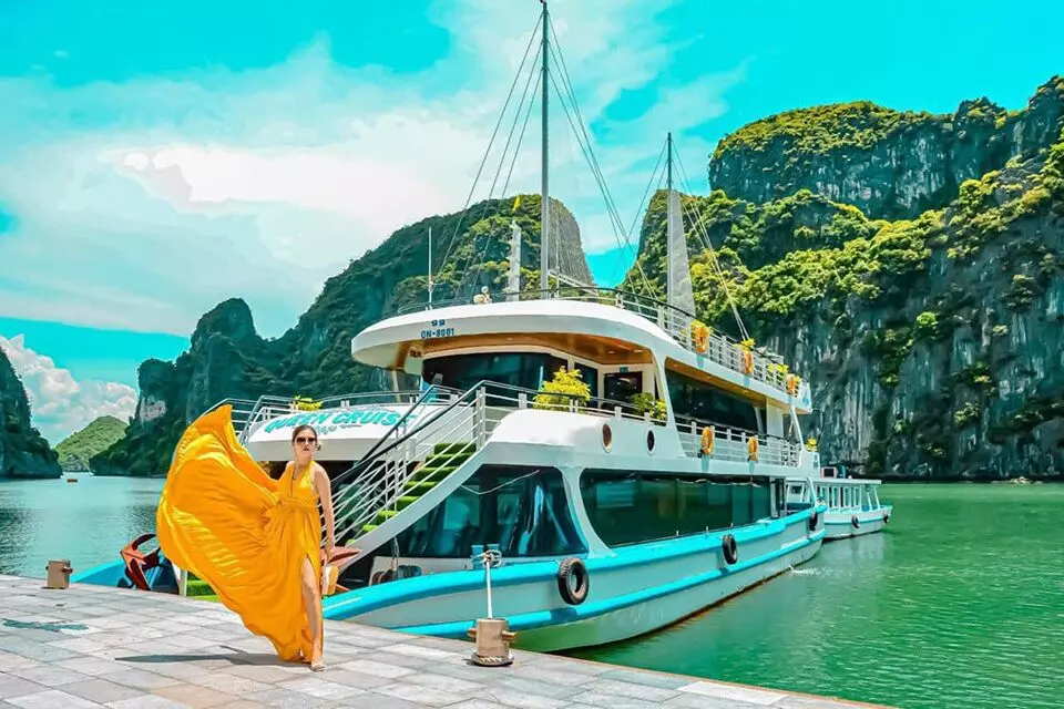 Tour du thuyền Hạ Long 1 ngày 5 sao - Cozy Bay Cruise