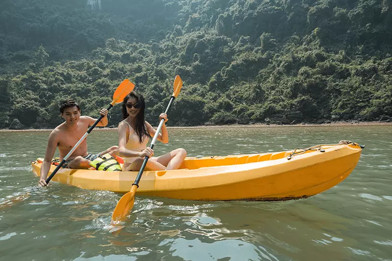 Chèo kayak trên vịnh Hạ Long