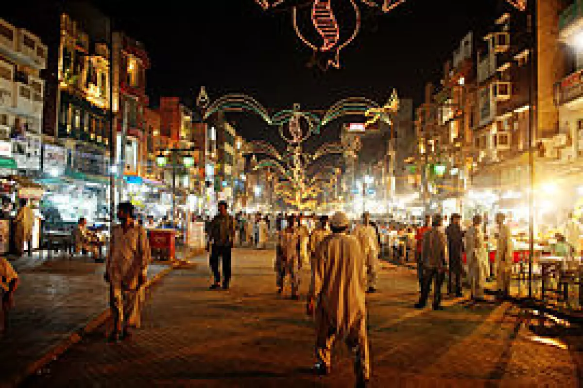 Một khu phố ăn uống ở Lahore