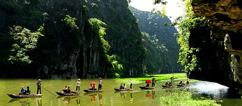 Tràng An là một quần thể du lịch bao gồm các dãy núi đá vôi và các con sông, hang động