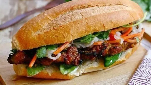 Bánh mì không chỉ là đặc sản của Sài Gòn mà nó còn là biểu tượng của nền ẩm thực Việt Nam - VietFlavour.com