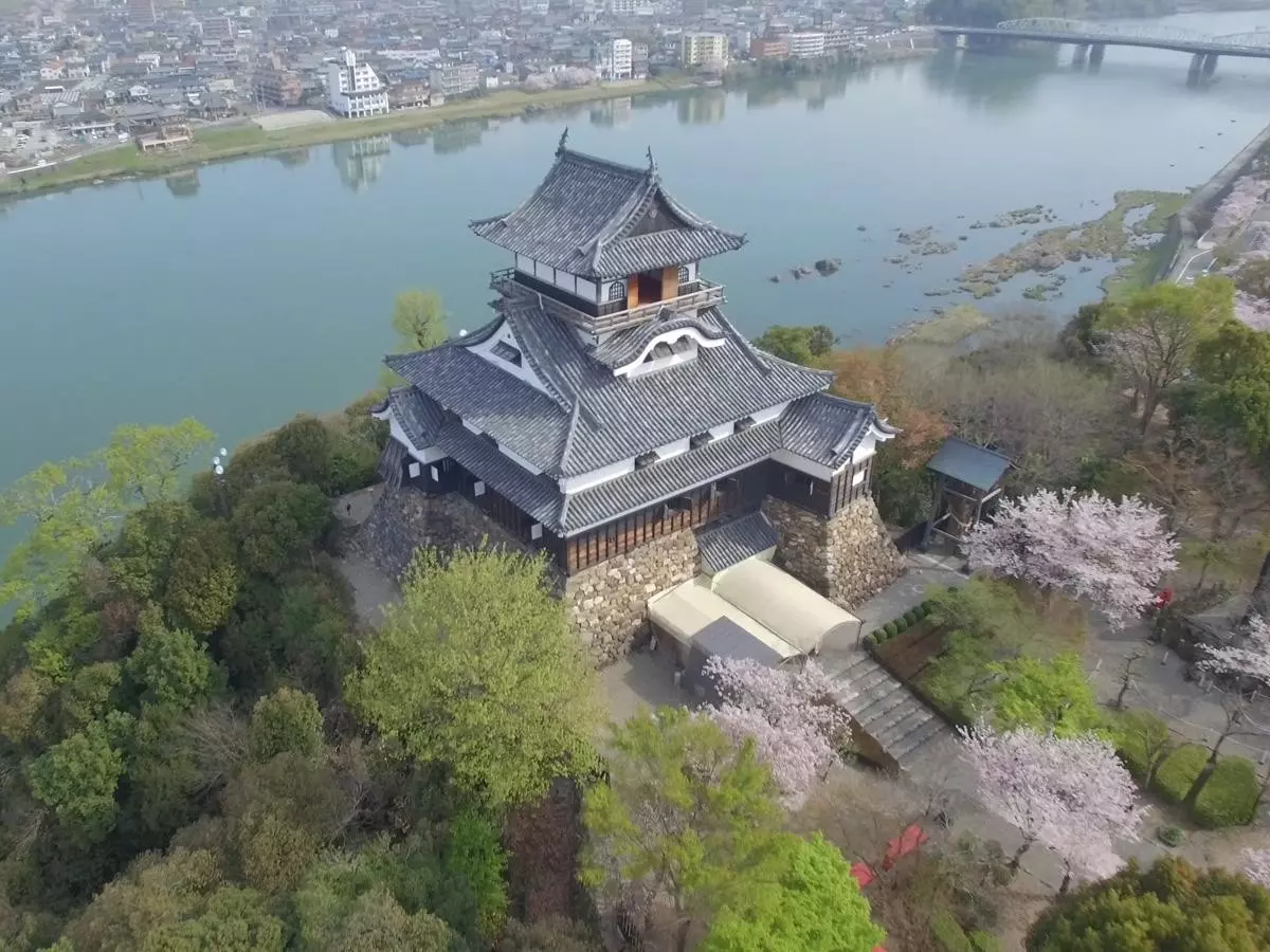 Lâu đài Inuyama là báu vật quốc gia ở tỉnh Aichi Nhật Bản