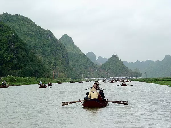 Ngồi thuyền vi vu trên sông