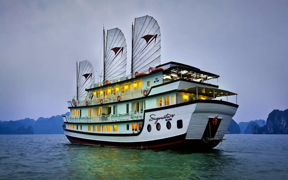 Hạ Long Signature Cruise