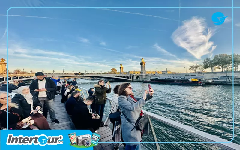 Trải nghiệm du thuyền trên sông Seine trong Tour châu Âu Tết âm lịch.