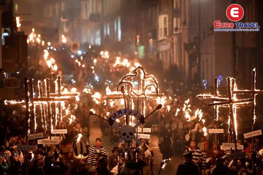 Người dân diễu hành tại lễ hội Đêm lửa trại