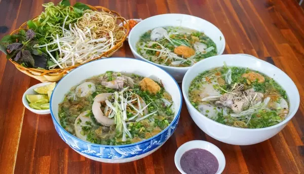 Món bánh tráng trộn mỡ hành thịt bằm tóp mỡ là