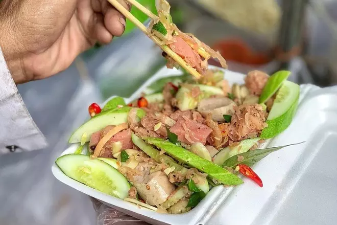 Một tô bún bò gân đầy ắp topping nhưng chỉ với giá 45.000 đồng