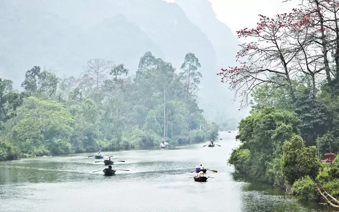 Đi đò ngắm cảnh khi du lịch chùa Hương đầu xuân