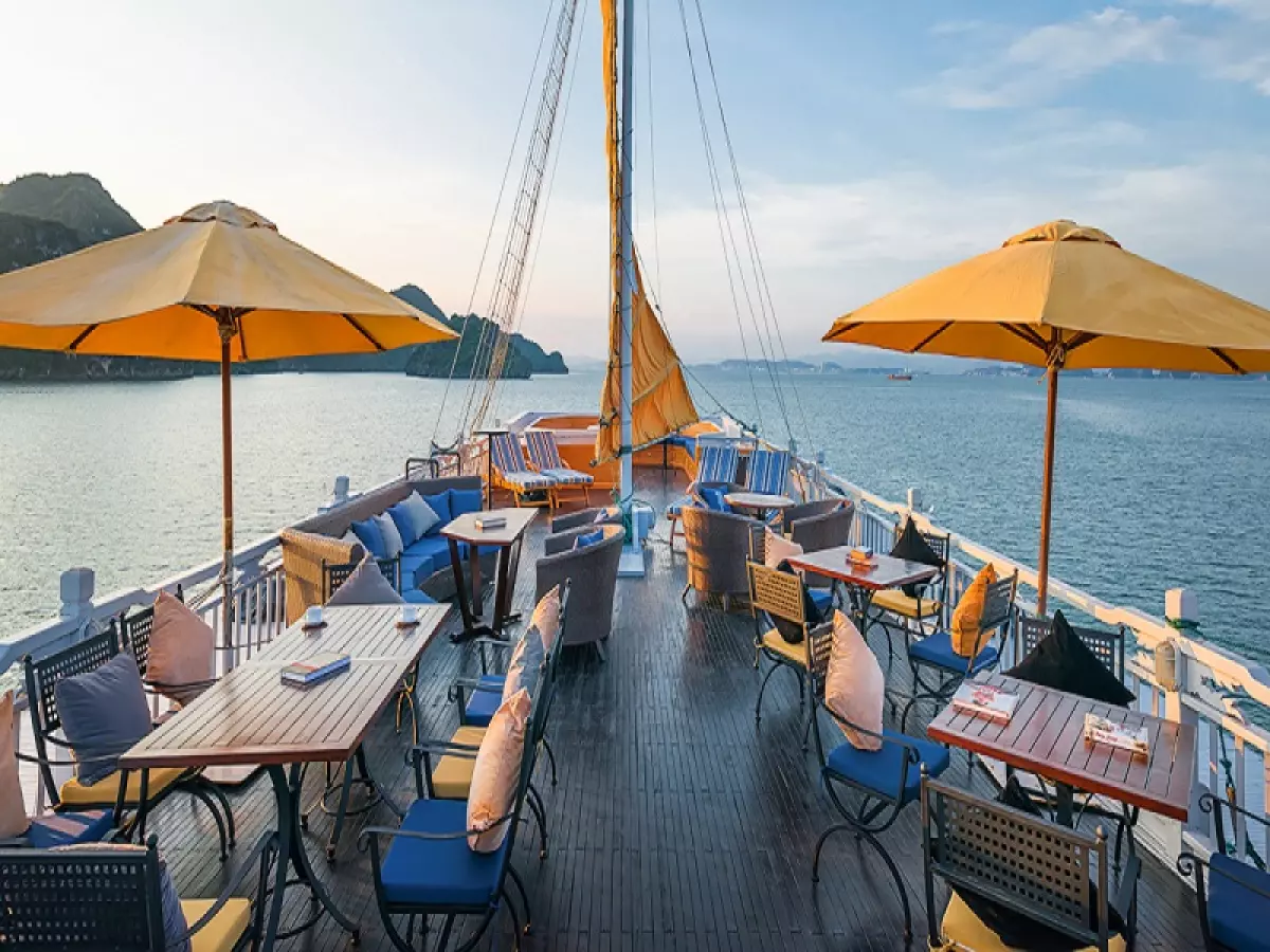 Halong Bay Junk Boat - Thiên đường du lịch của những người yêu thích khám phá và thư giãn