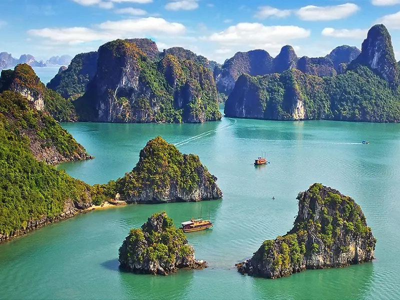 Hạ Long Bay nằm gần thủ đô Hà Nội, thuận tiện cho du lịch