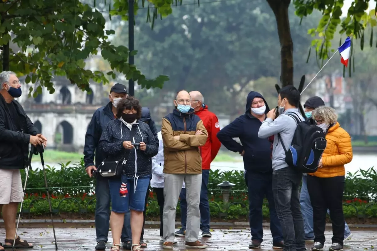 Nhiều người nước ngoài cảm thấy thú vị khi có cơ hội đón Tết tại Việt Nam. (Ảnh minh họa: TTXVN)