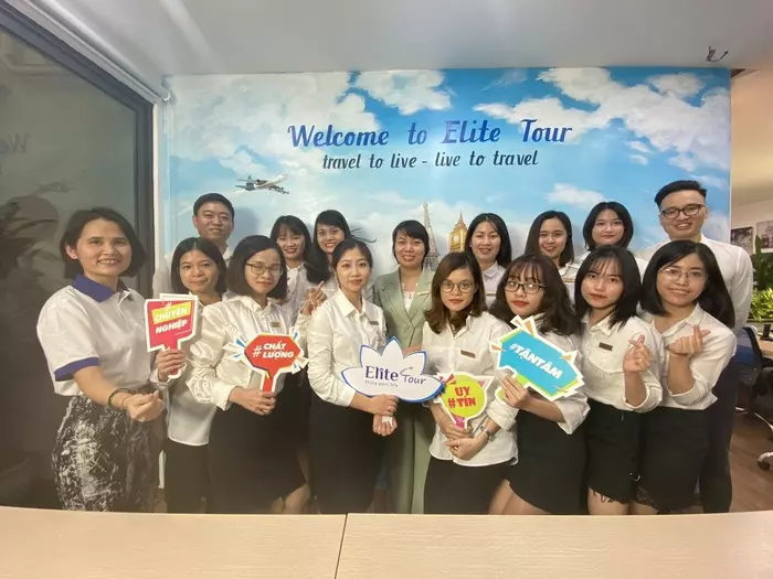 Đội ngũ nhân viên của công ty du lịch Elite Tour