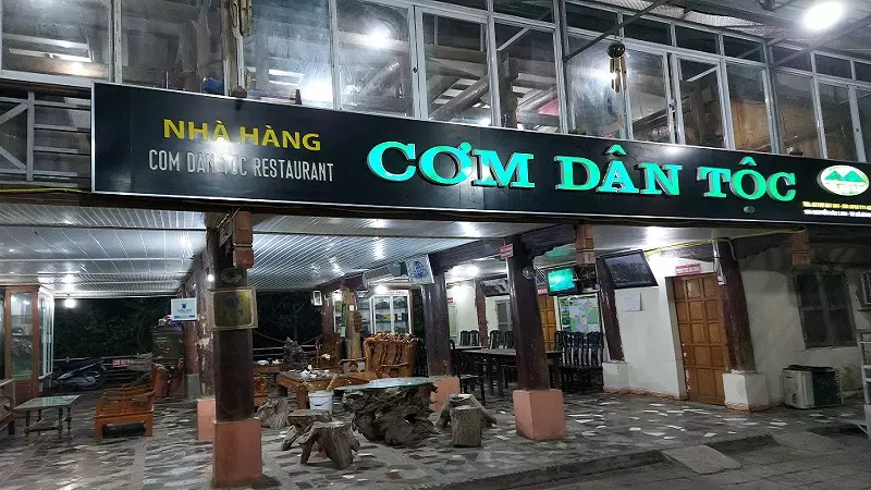 nhà hàng cơm dân tộc