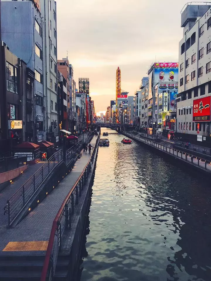 Chiều hoàng hôn trên sông Dontobori ở Osaka