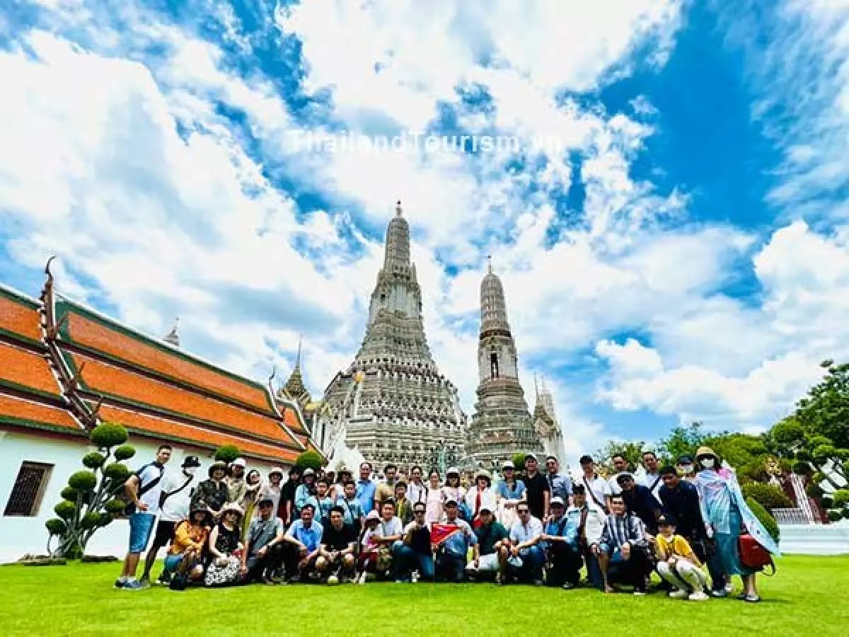 Doan chup hinh chua Wat Arun Chua Binh Minh