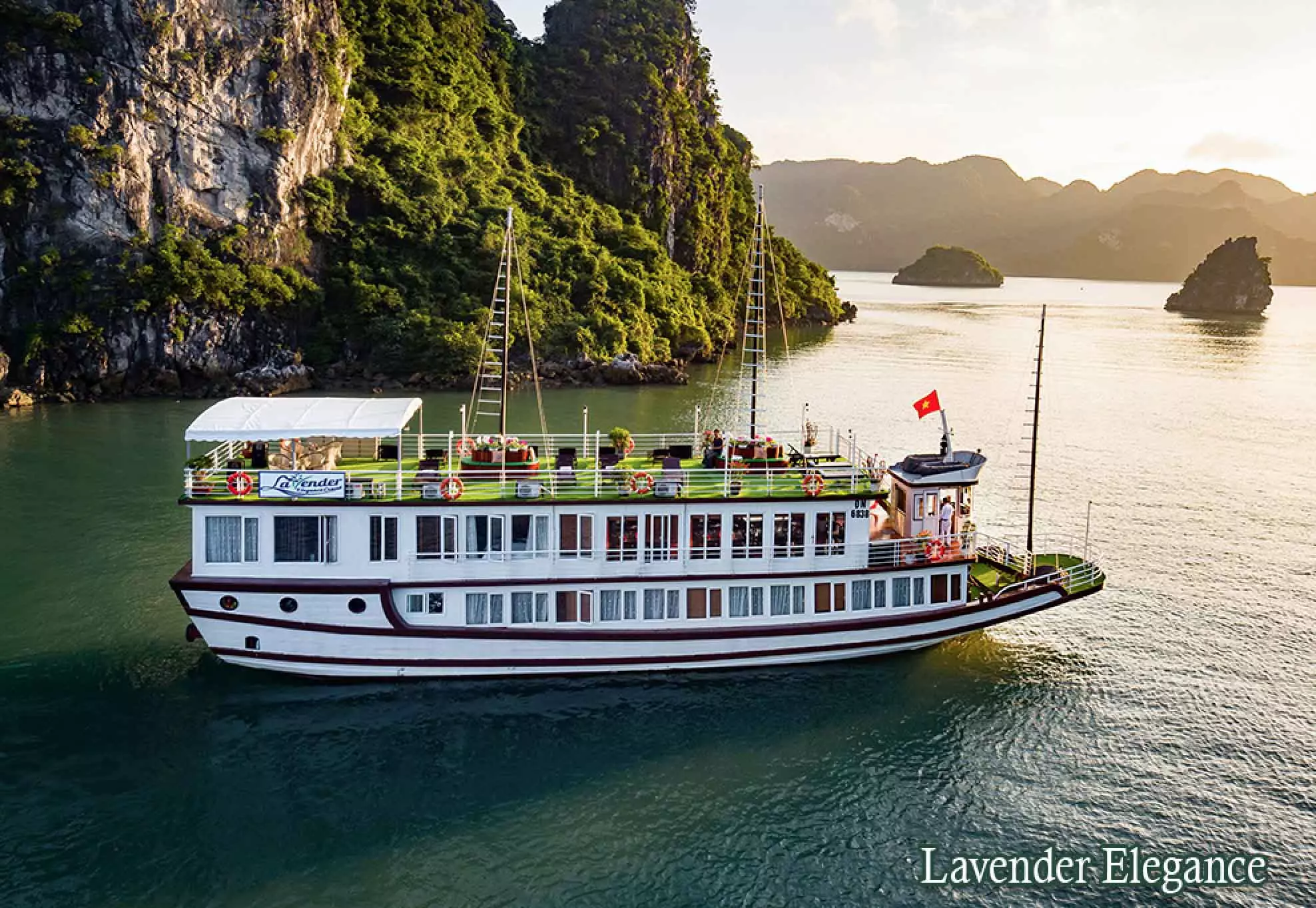 Du thuyền Lavender Hạ Long