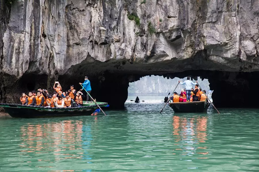 Đến hang Luồn chèo thuyền kayak, ngắm khỉ vàng và nhiều hoạt động thú vị khác