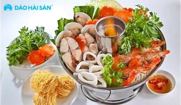 Trình bày sẵn nguyên liệu tươi sống ra đĩa cho đẹp mắt để bỏ vào nồi nước lẩu